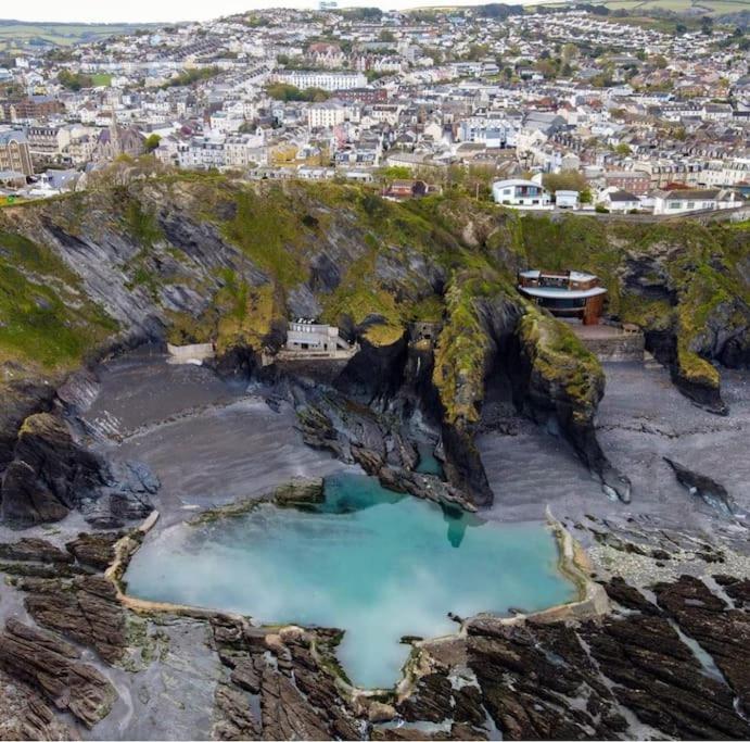 Paramount Apartments Ilfracombe, Arty Seaside Holiday Apartments ภายนอก รูปภาพ