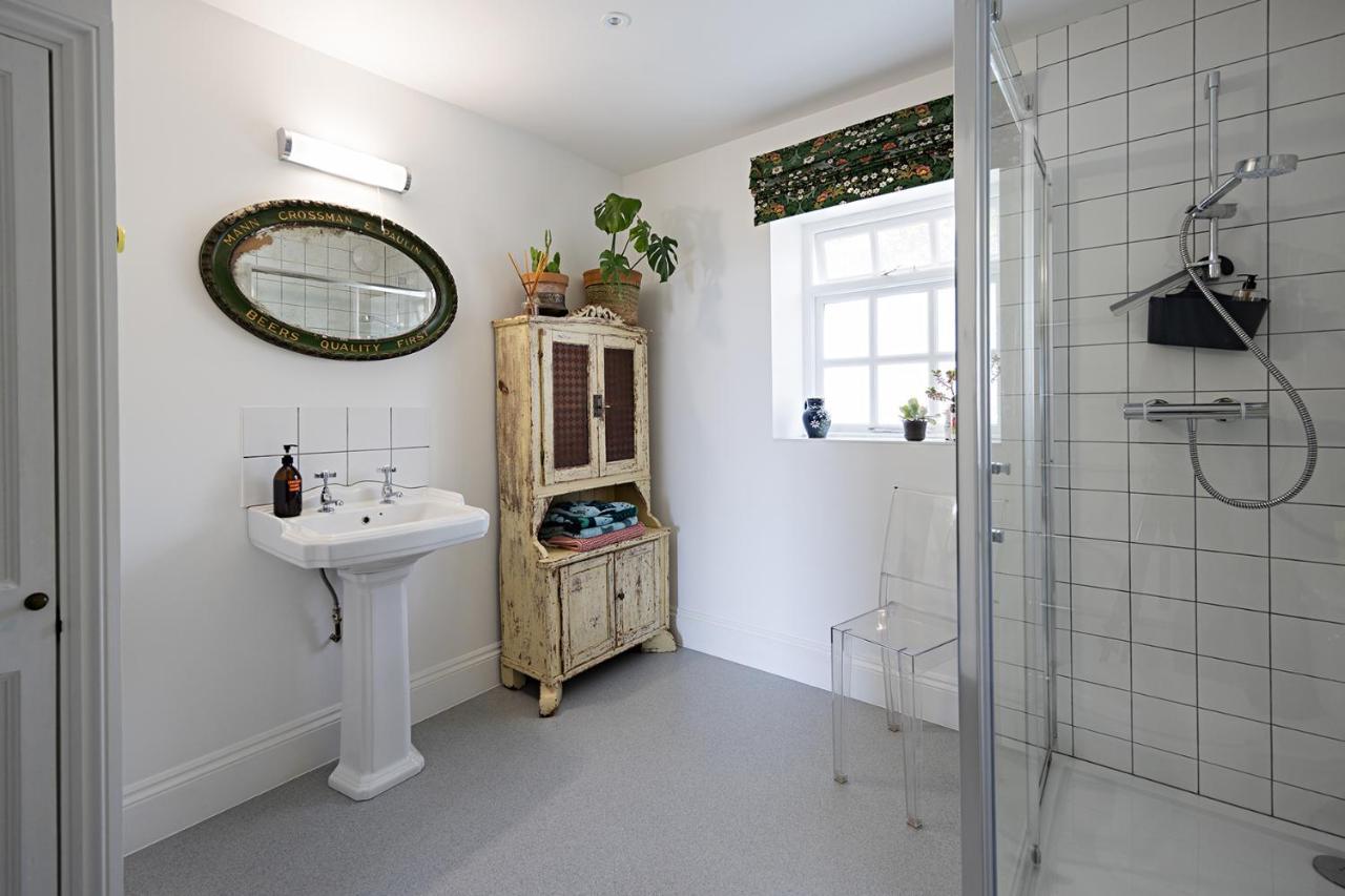 Paramount Apartments Ilfracombe, Arty Seaside Holiday Apartments ภายนอก รูปภาพ