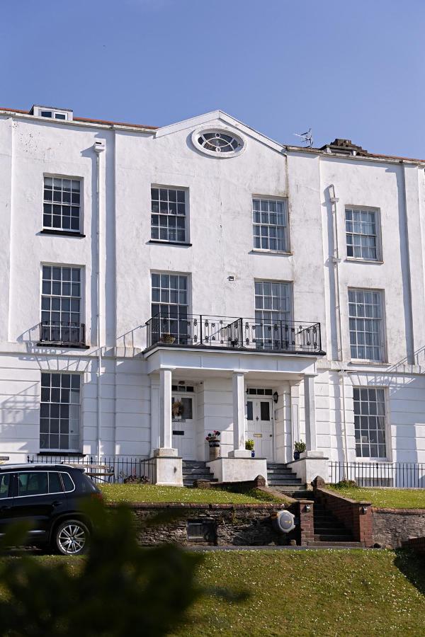 Paramount Apartments Ilfracombe, Arty Seaside Holiday Apartments ภายนอก รูปภาพ